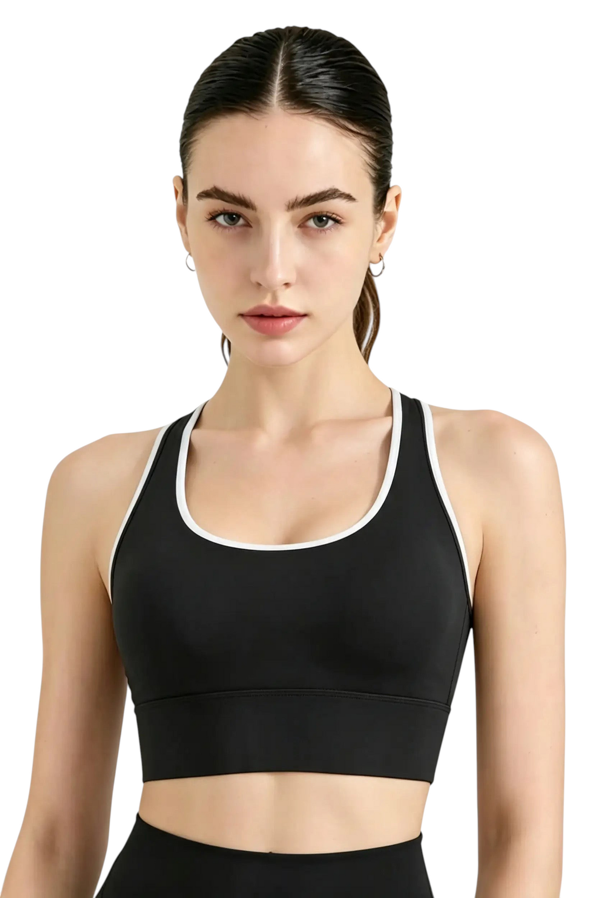 Modèle portant la brassière de sport noire JOY-STYLE Active™ Sculpt avec des bordures blanches contrastantes