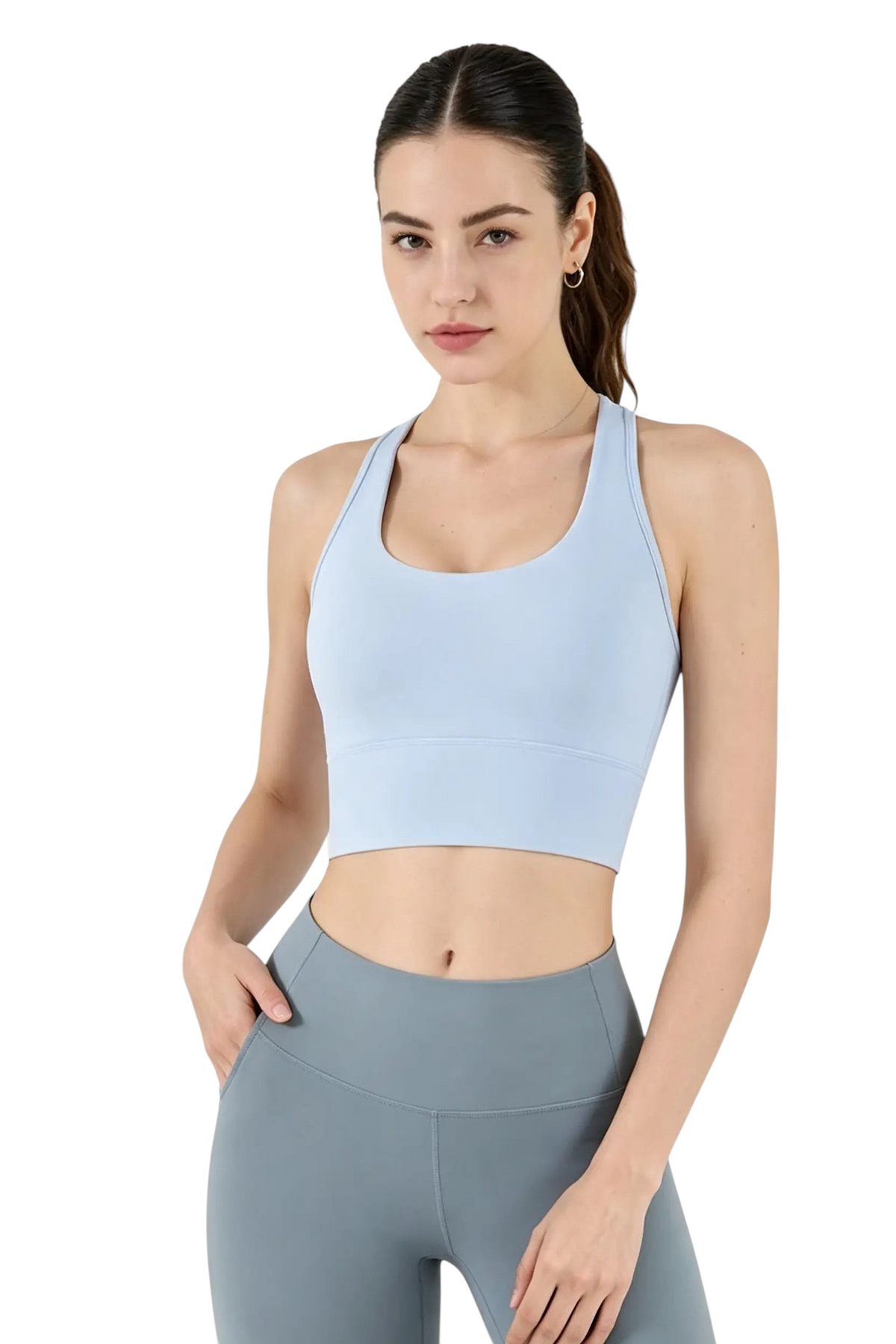 Modèle portant une brassière de sport bleu clair JOY-STYLE Active Sculpt avec dos nageur et legging gris assorti