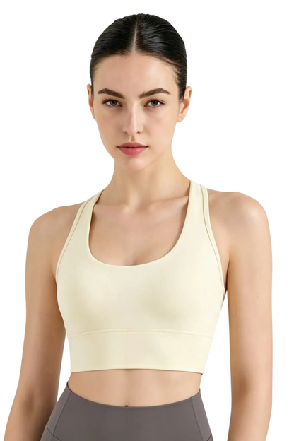 Modèle portant une brassière de sport JOY-STYLE Active Sculpt beige à dos nageur pour le fitness