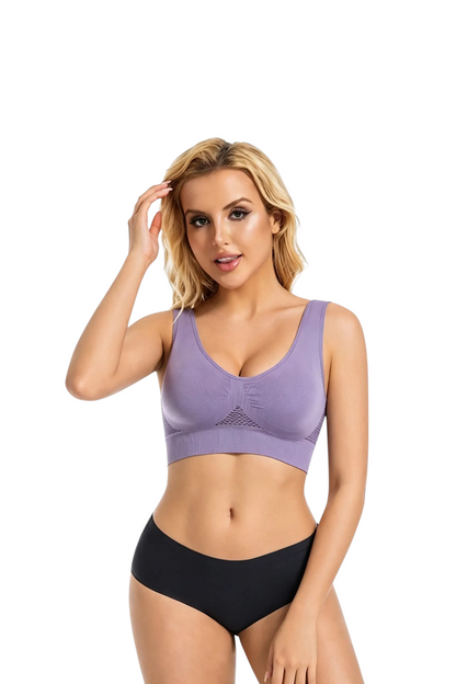 Femme portant le soutien-gorge JOY-STYLE Curve Air violet sans armatures avec détails texturés et maintien naturel