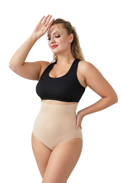 Modèle portant la culotte sculptante taille haute JOY-STYLE beige en nylon et spandex, offrant un maintien lisse.