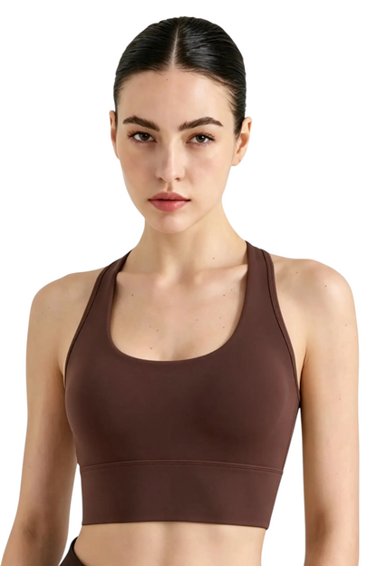 Modèle portant une brassière de sport marron JOY-STYLE Sculpt à dos nageur pour un maintien optimal