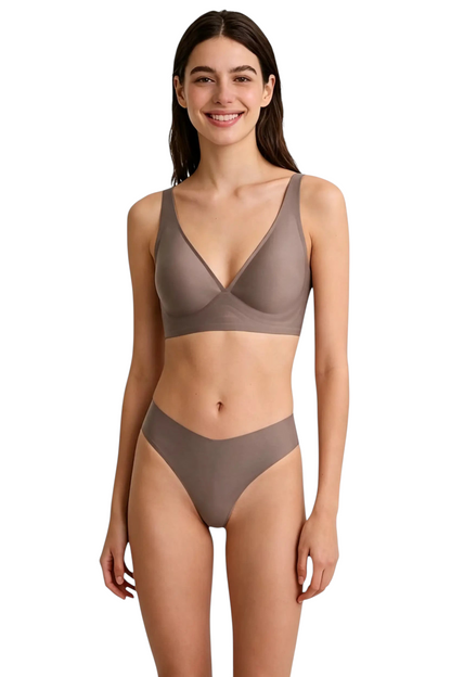 Ensemble lingerie JOY-STYLE Seamless taupe sans coutures avec soutien-gorge et culotte échancrée sur mannequin