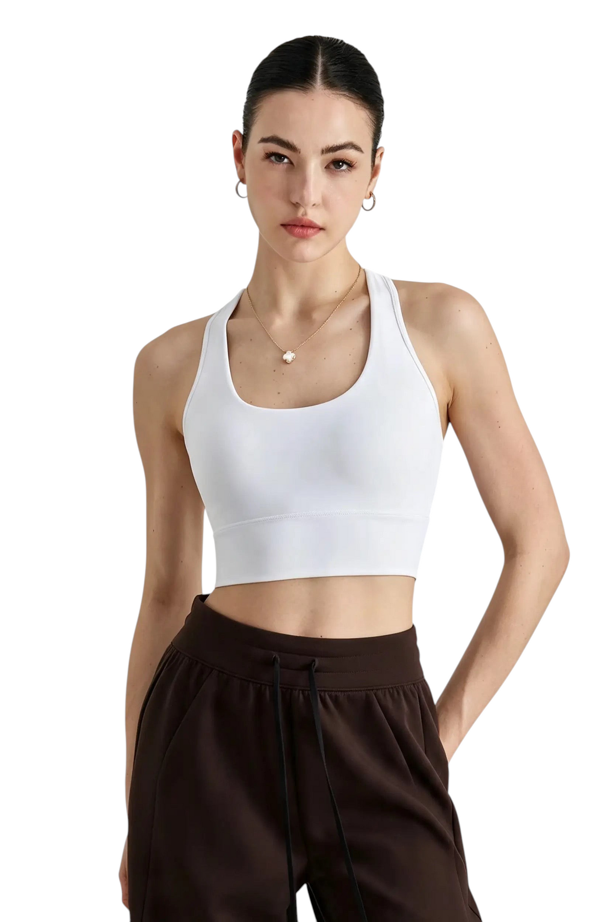 Modèle portant une brassière de sport blanche JOY-STYLE Sculpt à dos nageur, idéale pour le fitness et le yoga.