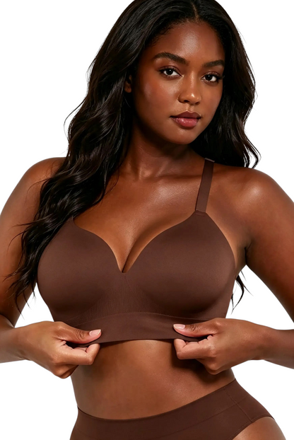 Modèle portant le soutien-gorge JOY-STYLE Curve Balance marron sans armatures avec bonnets rembourrés confortables