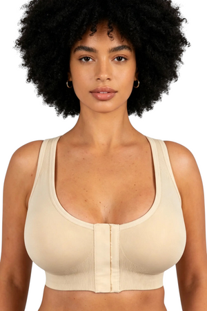 Modèle portant le soutien-gorge beige JOY-STYLE Curve Front sans armatures avec fermeture avant pour un maintien optimal