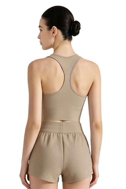 Vue arrière d'une femme portant la brassière de sport beige JOY-STYLE Sculpt avec un dos nageur