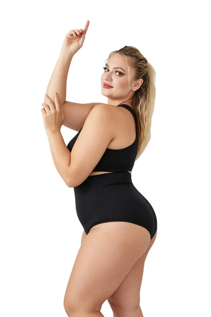 Modèle blonde portant la culotte sculptante taille haute noire JOY-STYLE, offrant un maintien lisse et confortable.