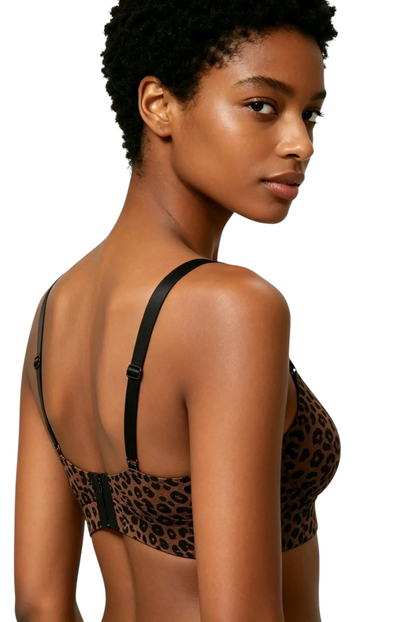 Modèle portant le soutien-gorge JOY-STYLE JOY Curve Invisible Lift à motif léopard avec bretelles noires ajustables