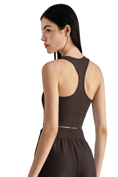 Modèle portant la brassière de sport marron JOY-STYLE Active Sculpt avec dos nageur sur fond blanc