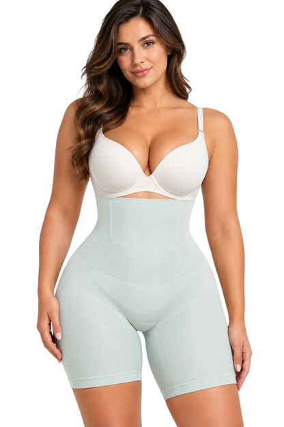 Femme portant le short gainant JOY-STYLE Sculpt™ taille haute de couleur vert menthe clair pour une silhouette affinée