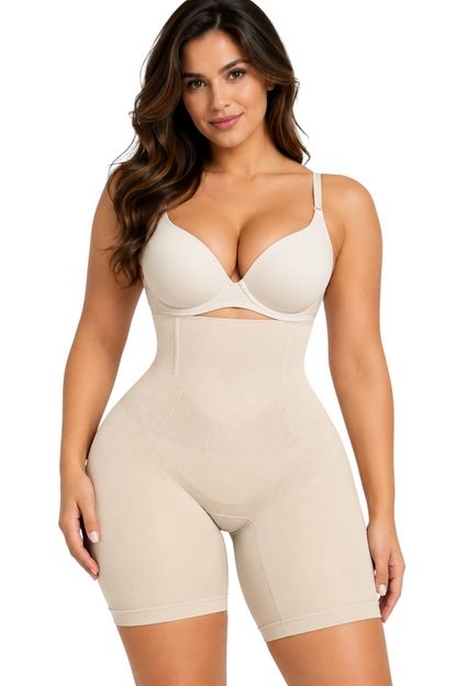 Femme portant le short gainant JOY-STYLE beige sculptant la silhouette avec une coupe taille haute