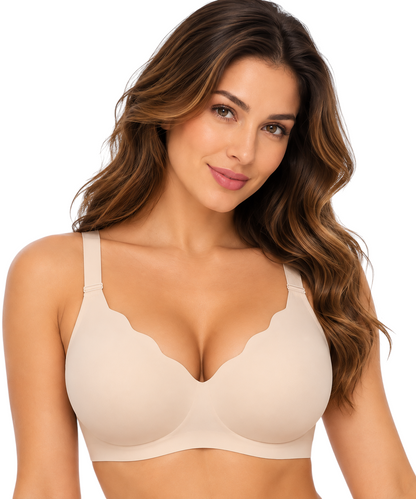 Modèle portant le soutien-gorge JOY-STYLE Curve Invisible beige sans armatures avec bordure festonnée élégante