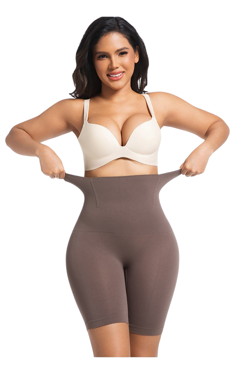 Modèle portant le short gainant JOY-STYLE marron à taille haute pour une silhouette sculptée et un maintien optimal.