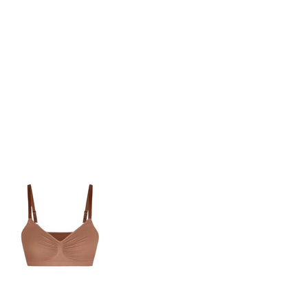 Soutien-gorge sans armatures qui remonte naturellement la poitrine.