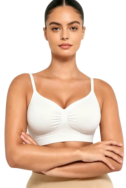 Modèle portant le soutien-gorge blanc JOY-STYLE JOY Curve™ Lift sans armatures avec bretelles réglables