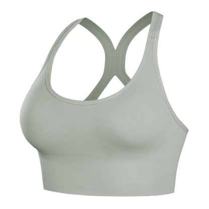 Brassière de sport JOY-STYLE vert sauge à dos nageur, offrant un maintien renforcé et un tissu respirant extensible.