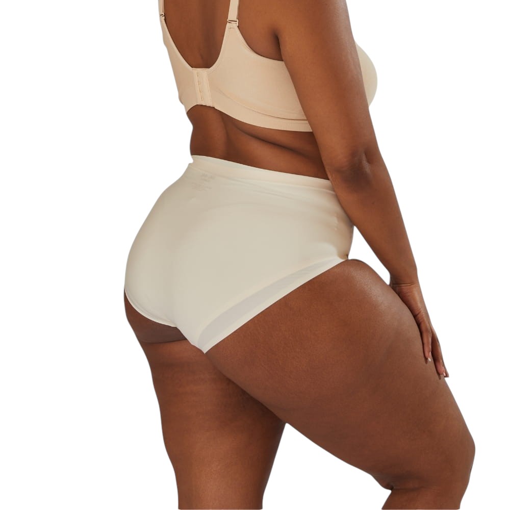 Culotte JOY-STYLE Curve sans coutures beige en tissu ultradoux portée par une femme pour un rendu lisse invisible